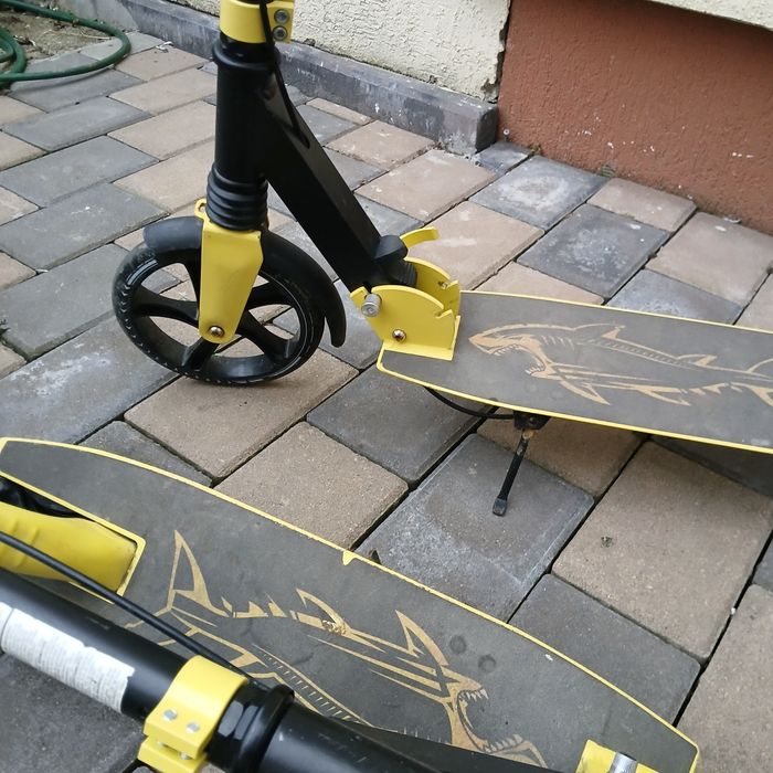 De vânzare doua trotinete.