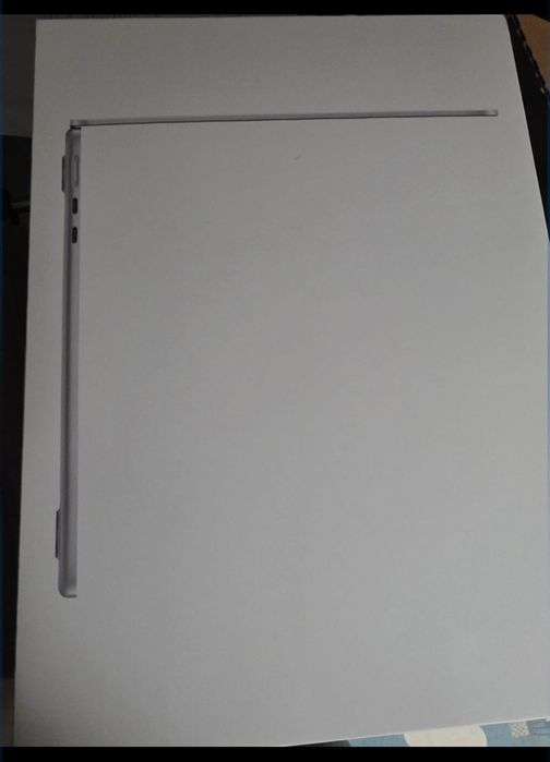 Macbook Air 13inch 2025/ M4/ 24/ 512 argintiu  sigilat