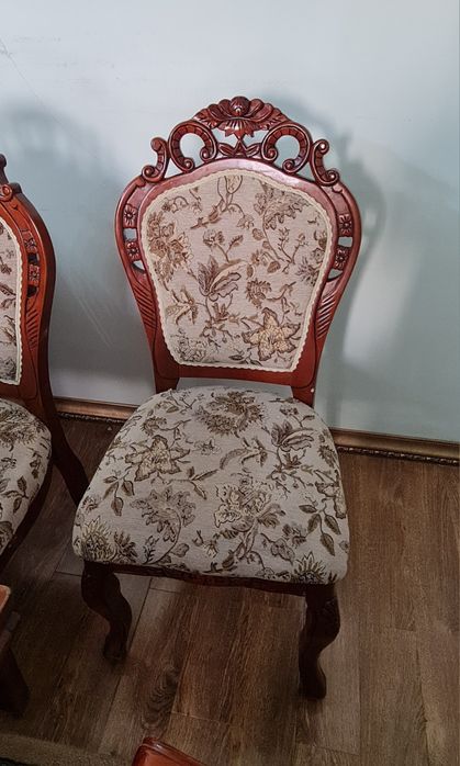 Гостинный набор, стол, стулья, диваны