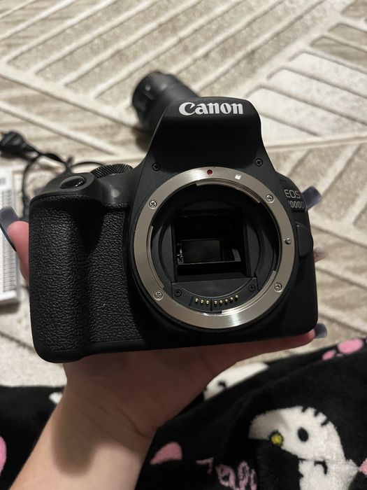 нов фотопарат CANON