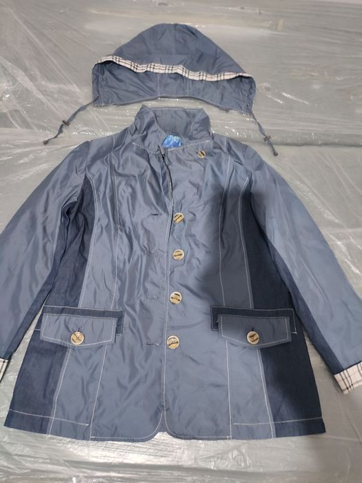 Продам женскую куртку с капюшоном