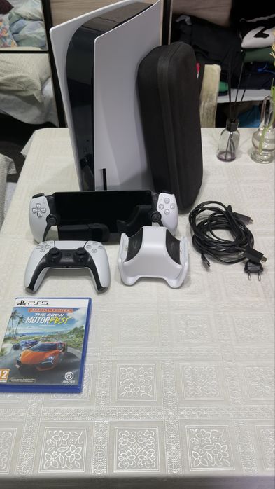 PlayStation 5 + PS Portal, un controller, un joc, si o statie de incarcare pentru controller
