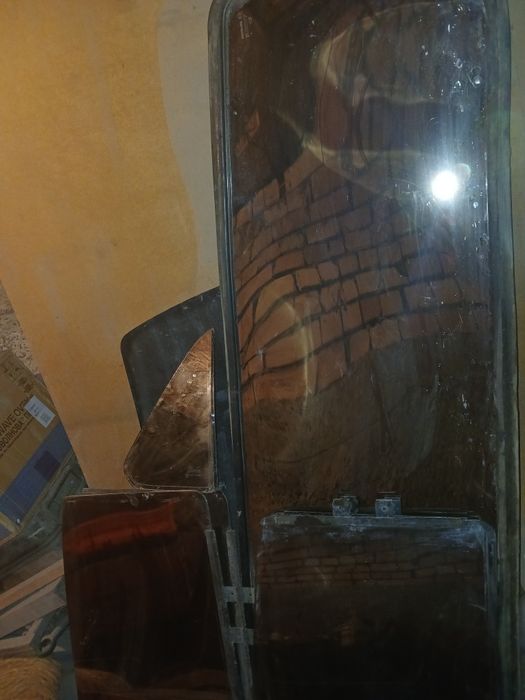 Дверь от ГАЗ 24 01 и окна лобовой и 4 маленикие дверные