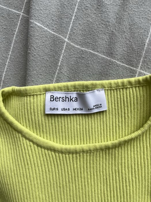 Електриково жълто боди от bershka размер-s с елемент дупки от двете страни на корема