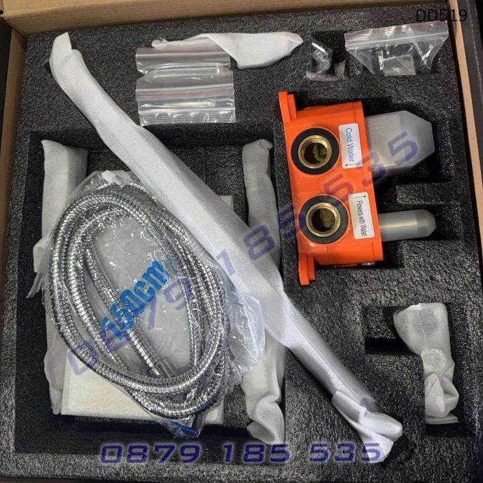 Луксозен висящ душ система вграждан стенен смесител хром слушалка пита