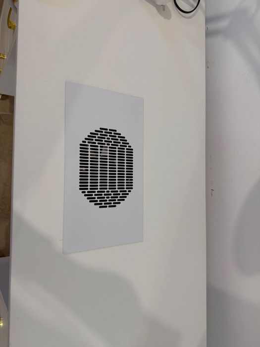 Бюро за маникюр чисто нов.