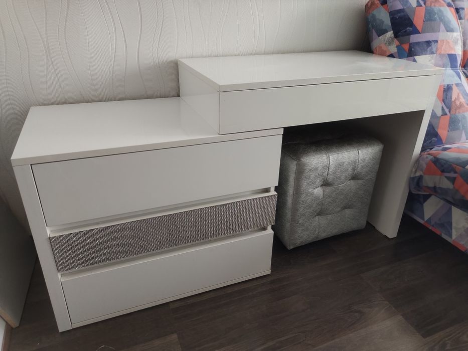 Туалетный столик с зеркалом