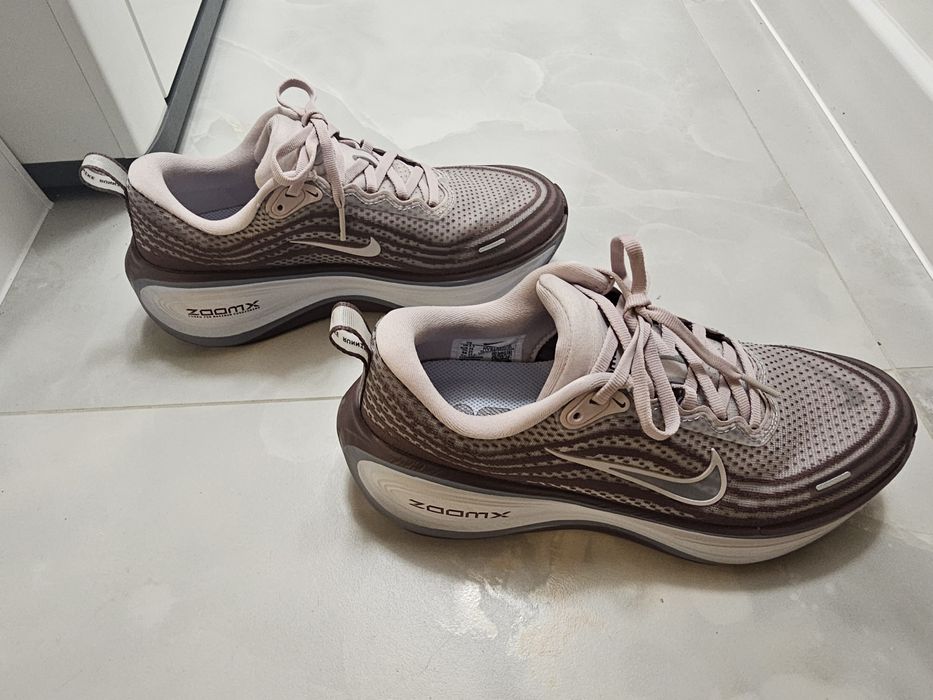 Nike Vomero Plus - Tattoo/Particle Rose/Hydrogen Blue
(NRF61529
Nike V