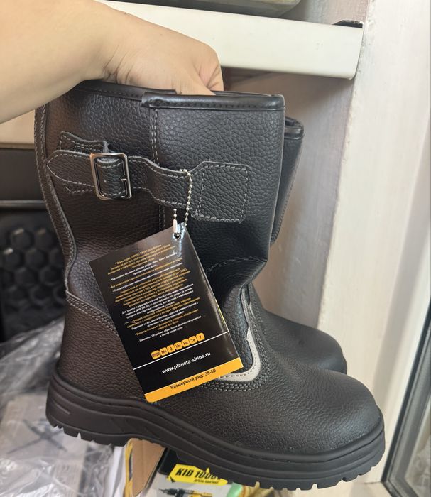 Продам новую спец обувь