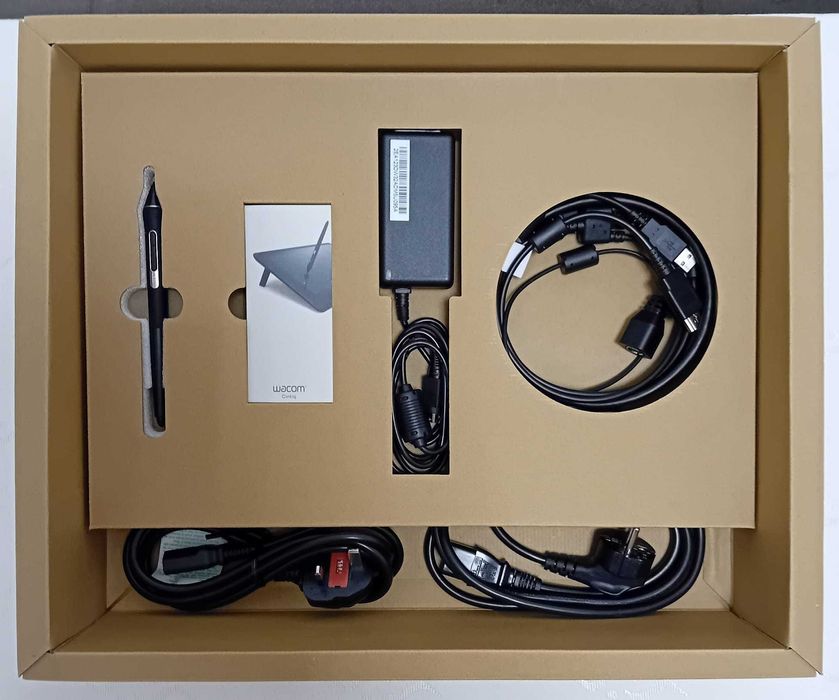 Tabletă Grafică Wacom Cintiq 16 + Tabletă grafică Wacom Intuos S CADOU