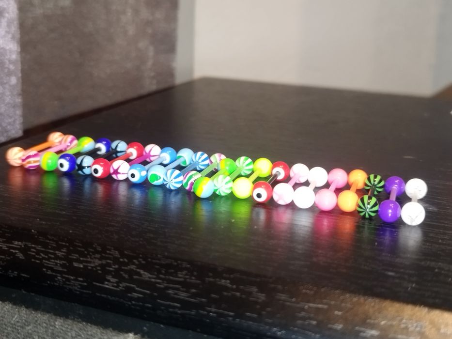 Пиърсинг за език, акрил