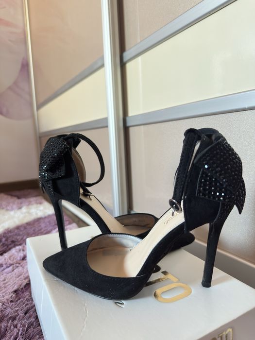 Елегантни черни обувки на висок ток