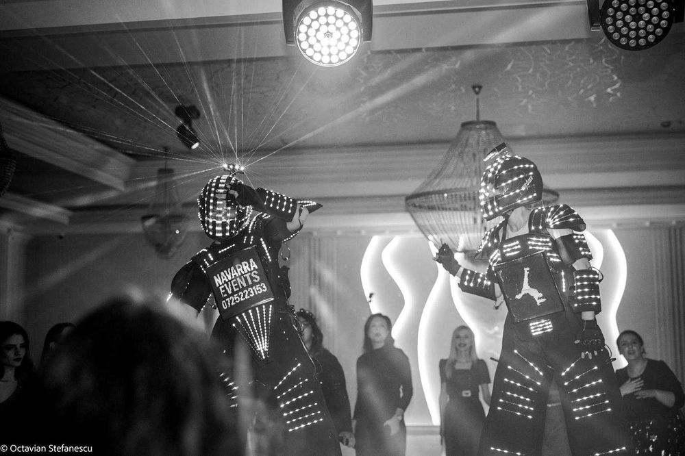 Robot LED cu Lasere pe Picioroange - Show Lumini Evenimente Party