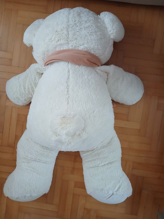 Огромен бял плюшен мечок