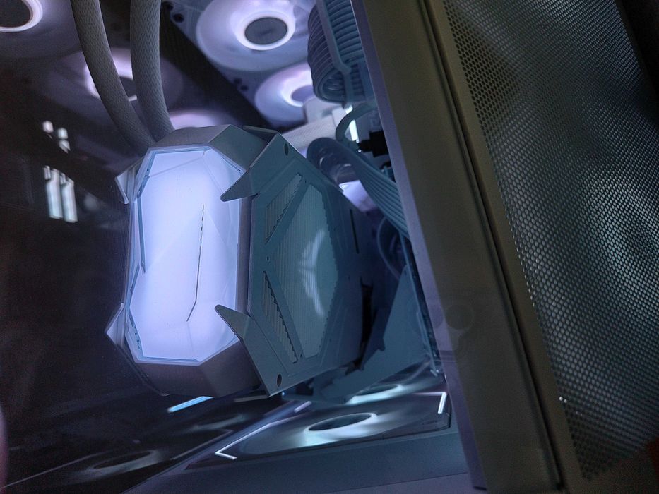 9070XT Red Devil Spectral White 16GB + 3 години гаранция!