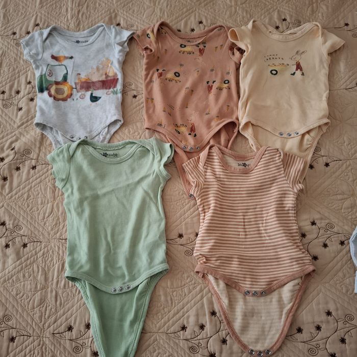 Бебешки бодита със къс ръкав.