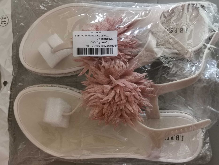 Дамски сандали - нови. Номер 37.