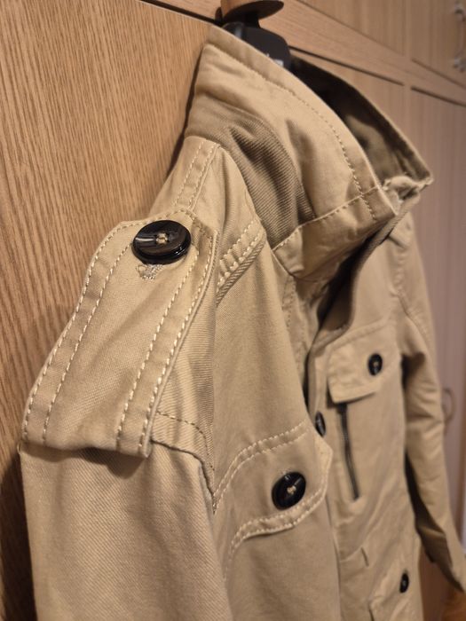 Geaca de bumbac kaki, cu epoleti, masura M, nepurtata.
