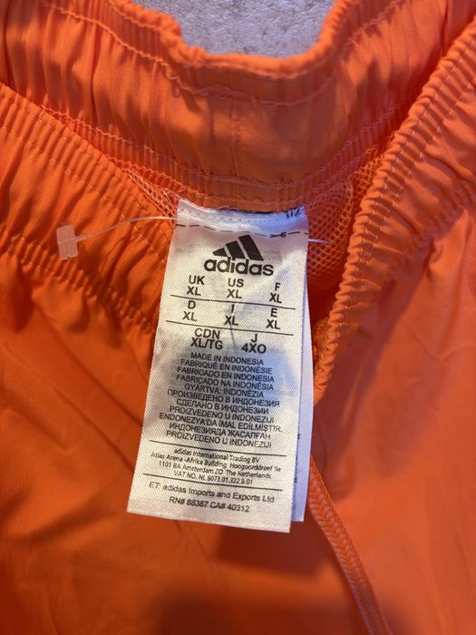 Vand pantaloni scurti Adidas