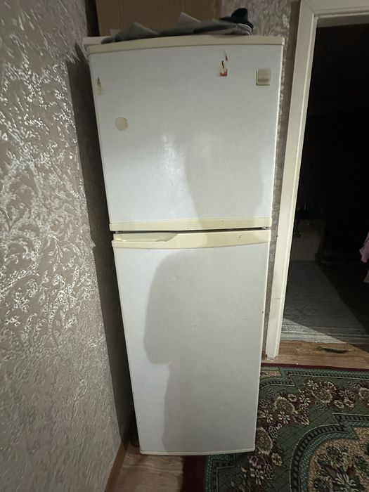 Продам холодильник буу