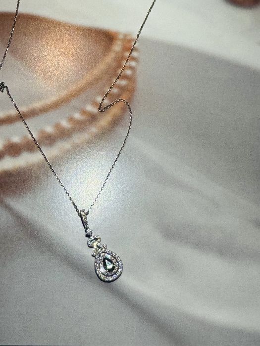 Vand lantisor din aur cu diamante si safir