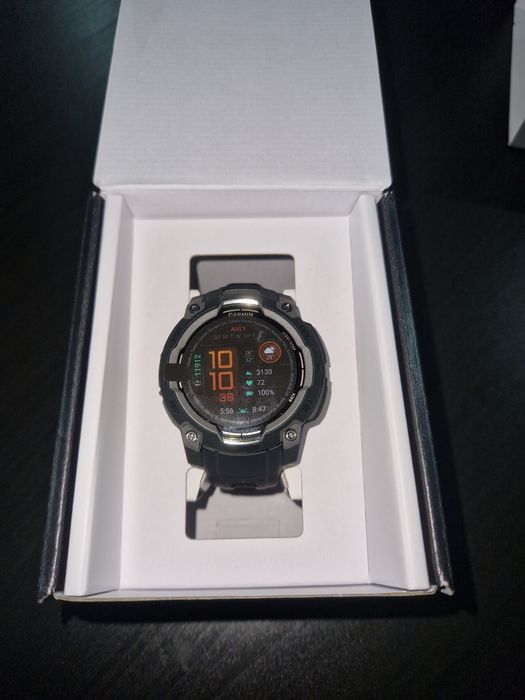 smartwatch robust Garmin Instinct 3 AMOLED.