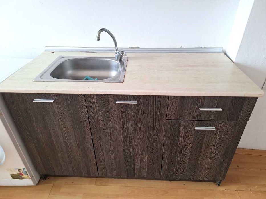 Кухня с мивка и смесител