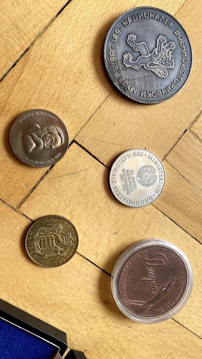 Лот различни монети и плакети