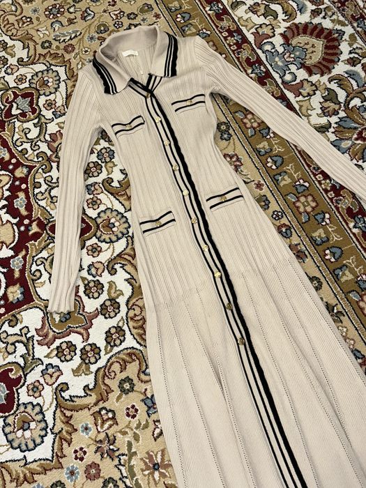 Бежевое платье под сандро