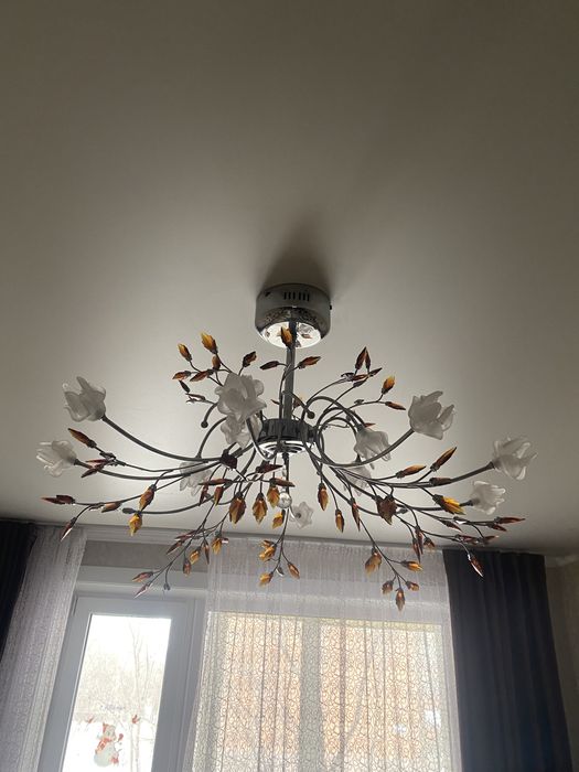 Продам люстру с 16 лампочками