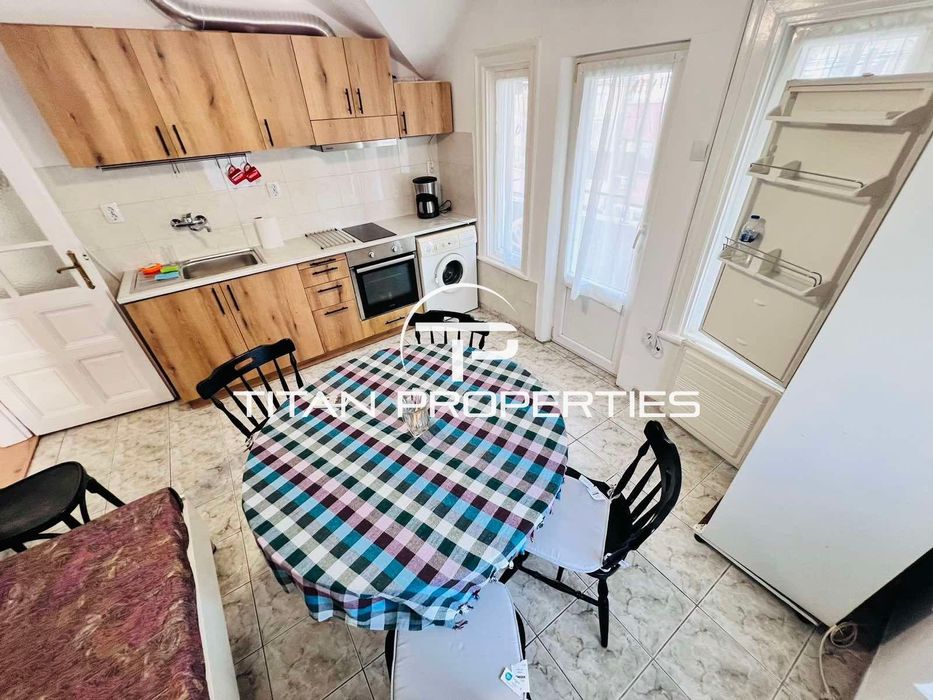 Тристаен, под наем, Център