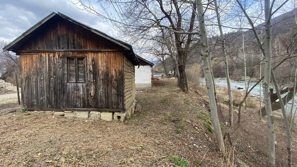 Vând teren (Edilo-Industrial )cu cladire in orasul Nehoiu;