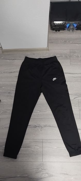 Черно долнище nike