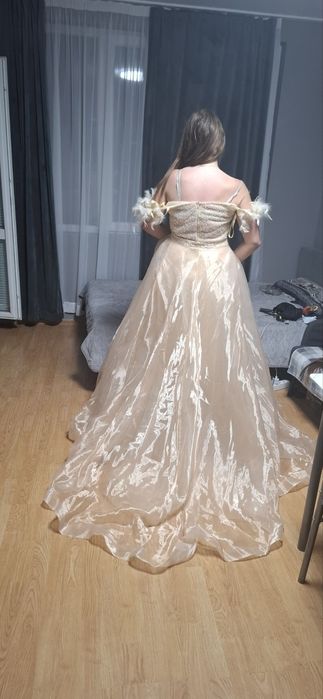 Официална рокля с пера и шлейф