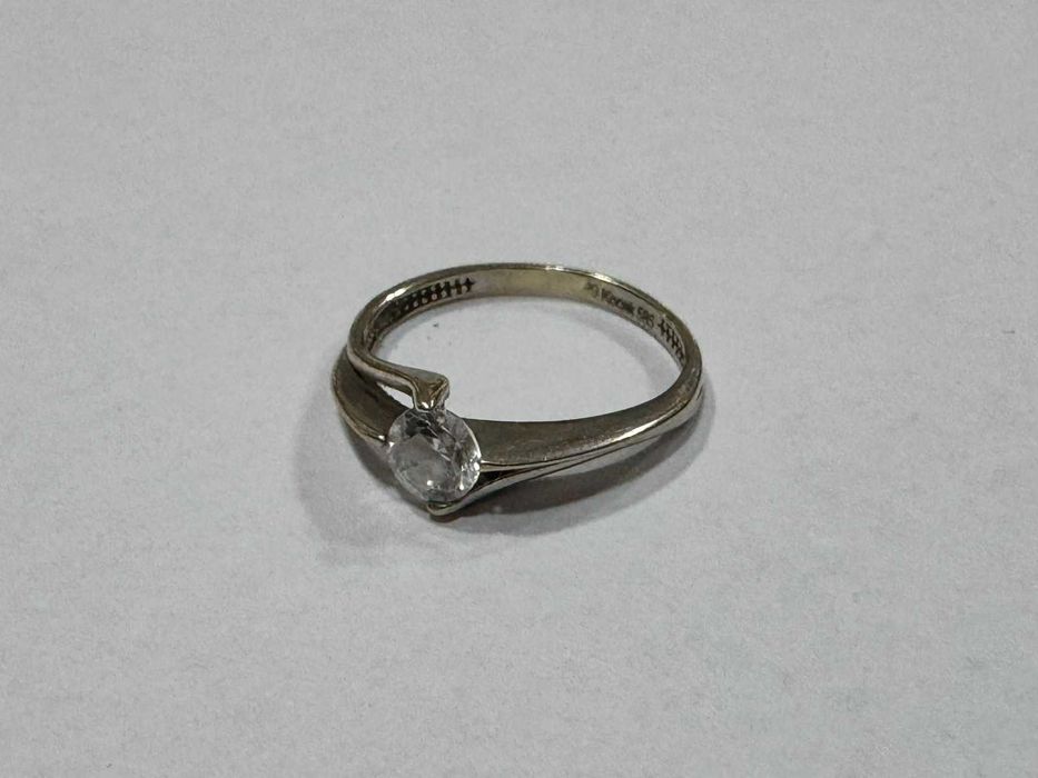 Златен пръстен от бяло злато 14K 585 с камък / 1,62гр.