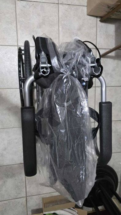 Scaun rulant pt.persoane cu probleme locomotorii.Greutate max. 90 kg.