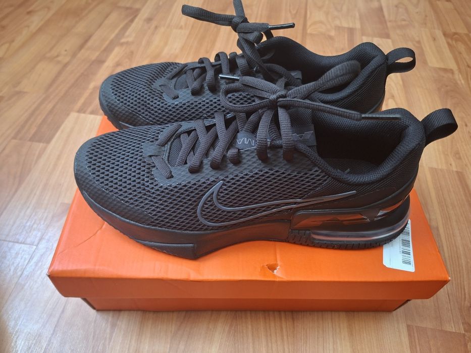 Vând adidași nike air max