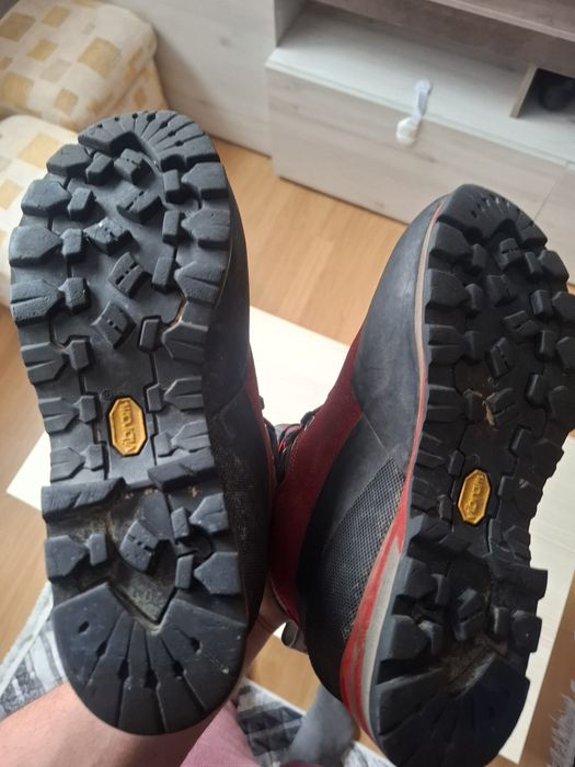 Vând bocanci garmont