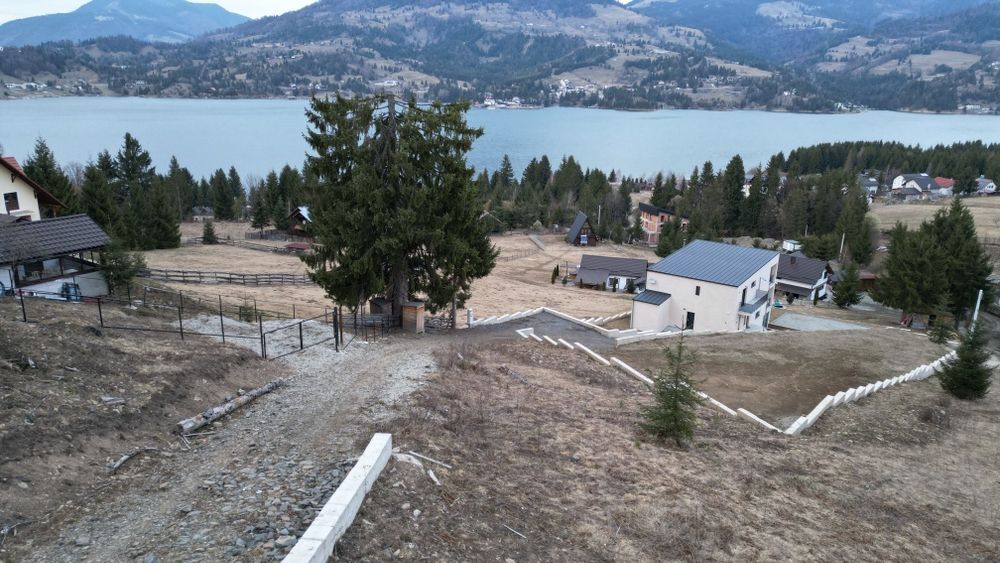 Teren intravilan cu priveliste si acces lac + autorizatie cabana