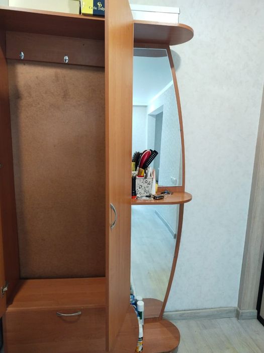 Продам шкаф с зеркалом для прихожки