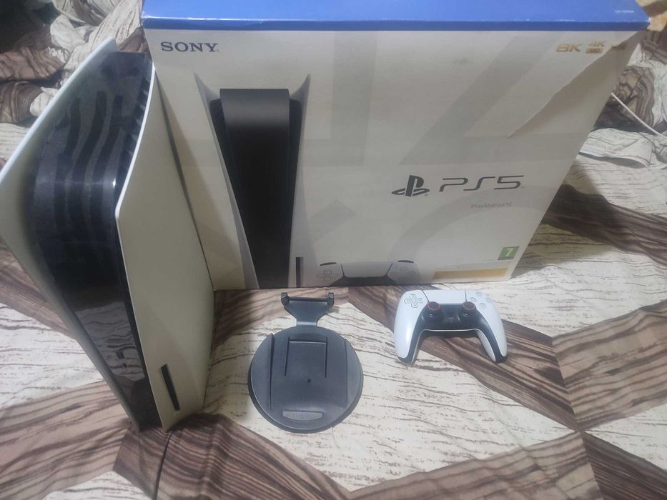 Продавам playstation 5 с един джойстик със 6 игри