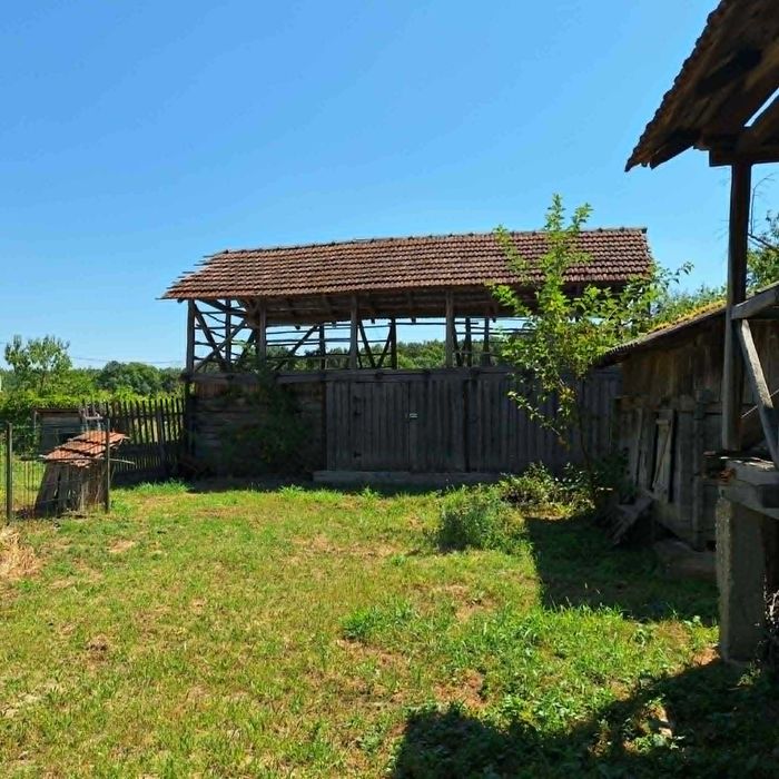 Casa veche 61 mp locuibila cu teren de 3534 mp