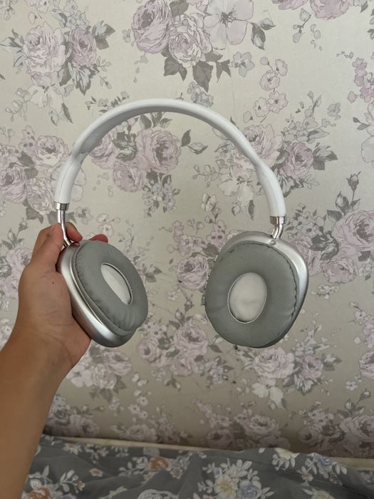 модный серый наушник стильный