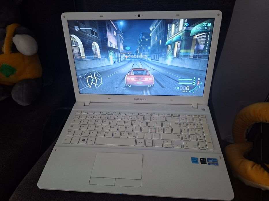 Laptop gaming Samsung cu jocuri instalate Gta 5,Fifa,Nfs