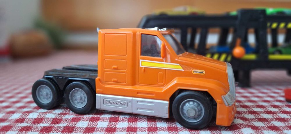 MATCHBOX камион автотранспортер - като нов