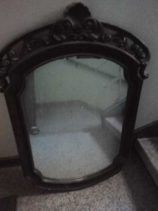 Старинно огледало голямо с дървена рамка с дърворезба