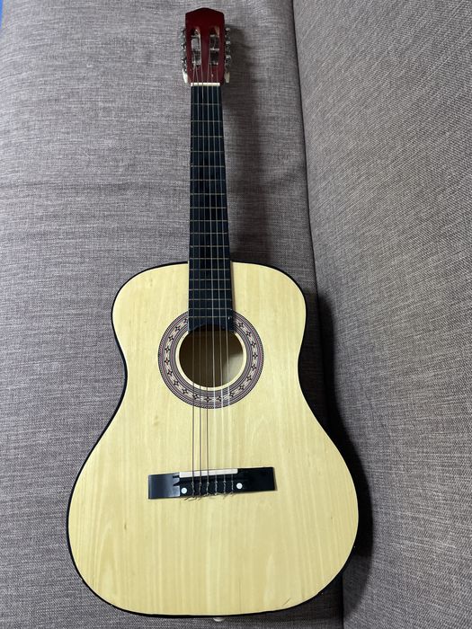 Vând chitară funcțională nu este rupta nimica la ea merge foarte bine