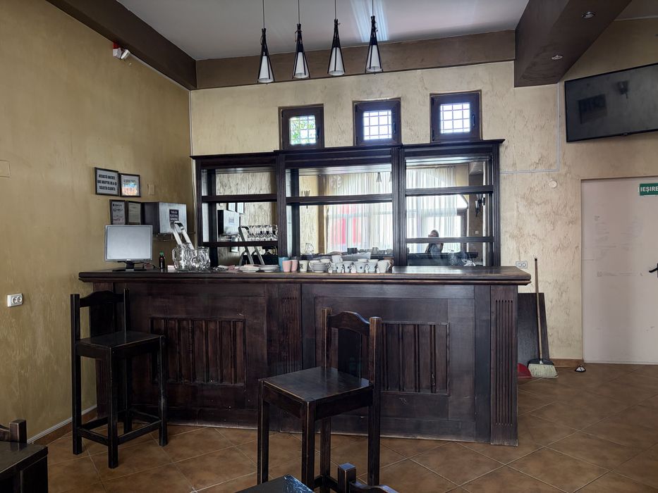 Bar din lemn pentru restaurant/cramă