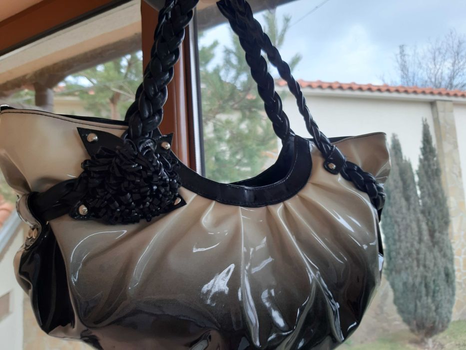 Чанта с Красив Дизайн и Много Отделения и Джобове ! НОВА!