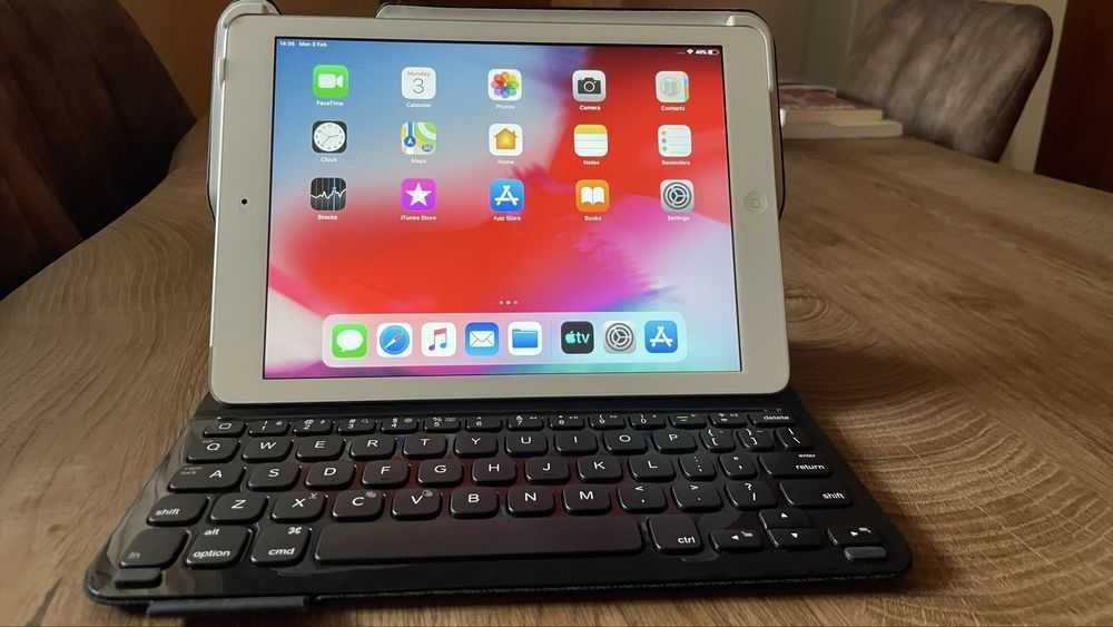 iPad Air + клавиатура + зарядно | работещ